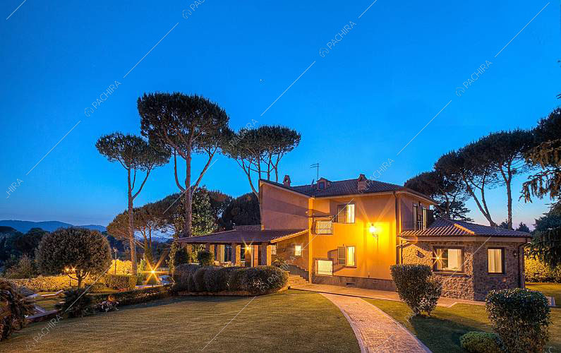 Esterni della villa Kunzite, location in stile moderno a Roma
