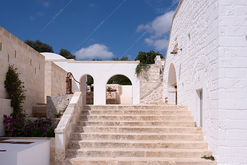 Scale della masseria Athos, location in stile rustico a Brindisi