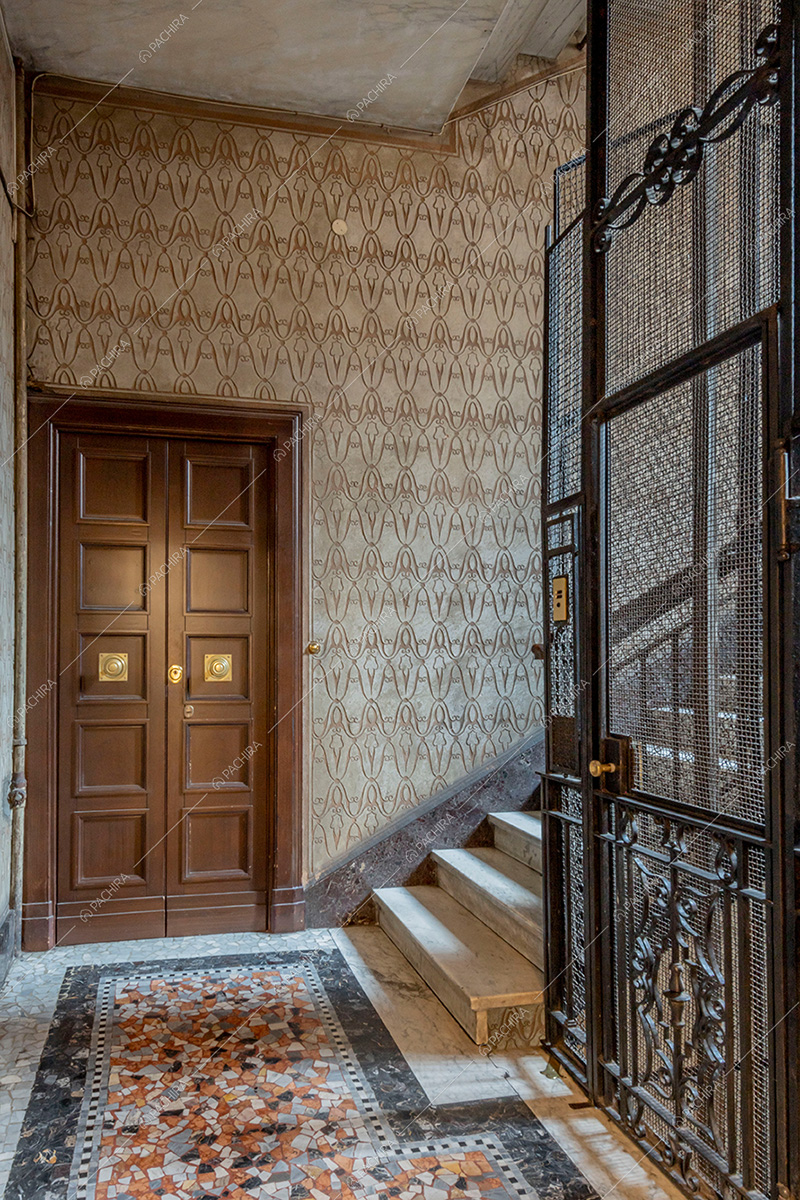 Pianerottolo dell'appartamento Barbabietola, location in stile liberty a Milano