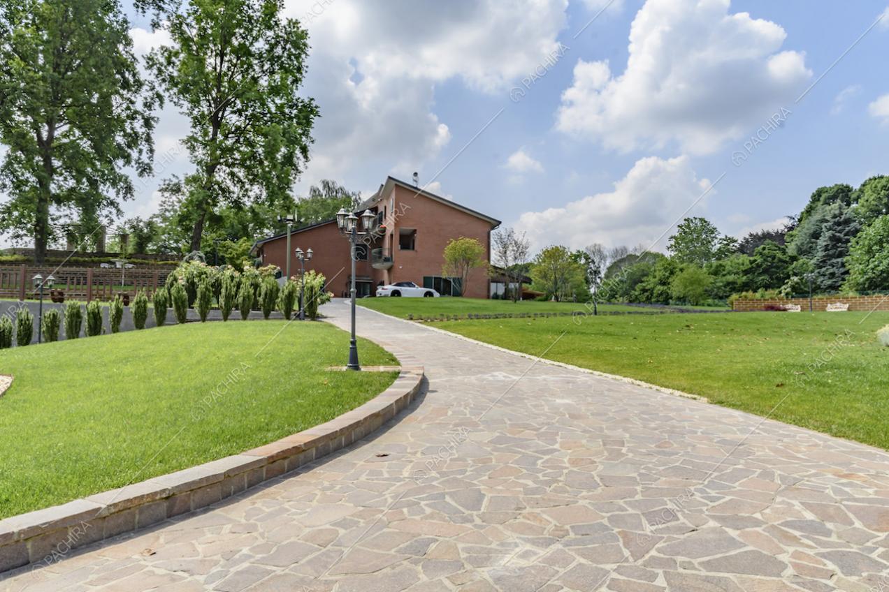 Vialetto di accesso alla location per le automobili, vista sugli esterni della villa in cotto