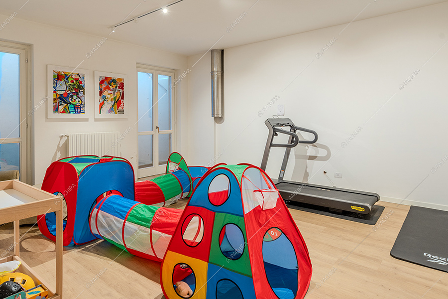 Sala giochi della villa Litani, location in stile moderno a Monza