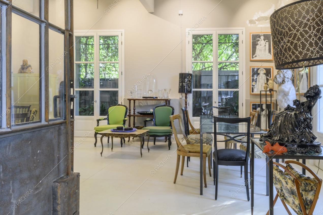 Mobili vintage e soprammobili nella sala del locale milanese