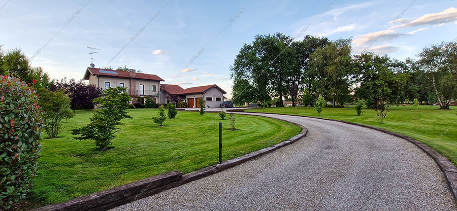 Vialetto della villa Jaspis, location in stile moderno a Novara