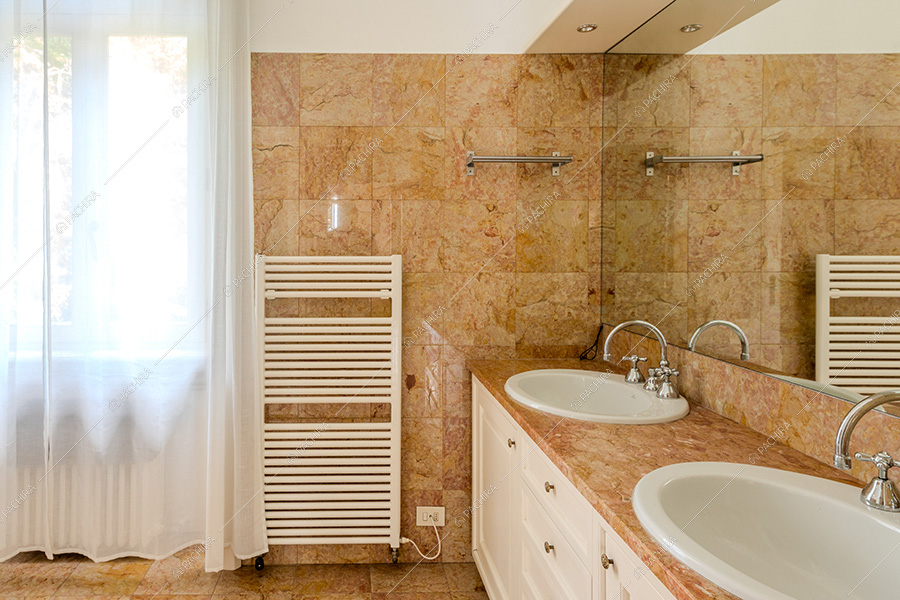 Bagno della villa Rainier, location in stile liberty a Milano