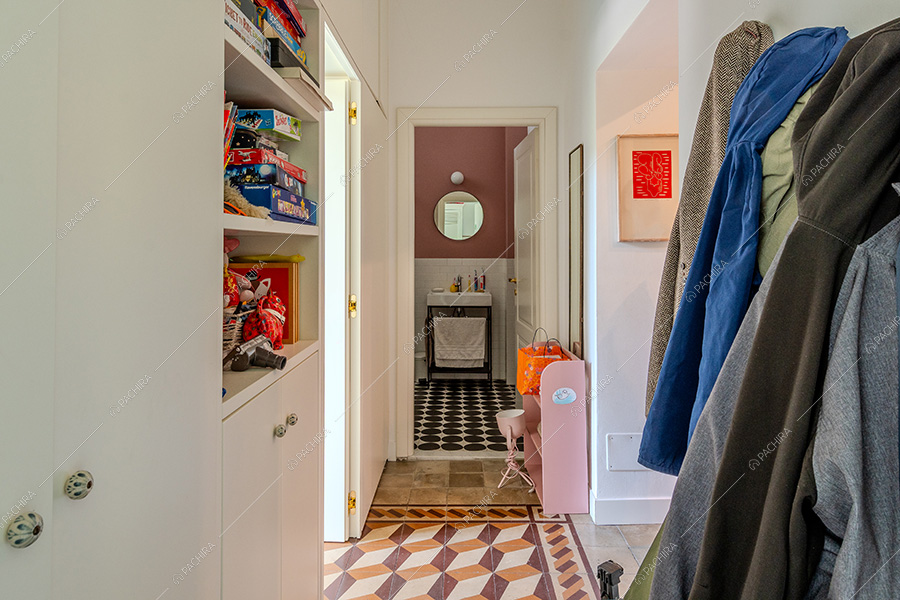 Corridoio dell'appartamento Andira, location moderna per shooting a Milano