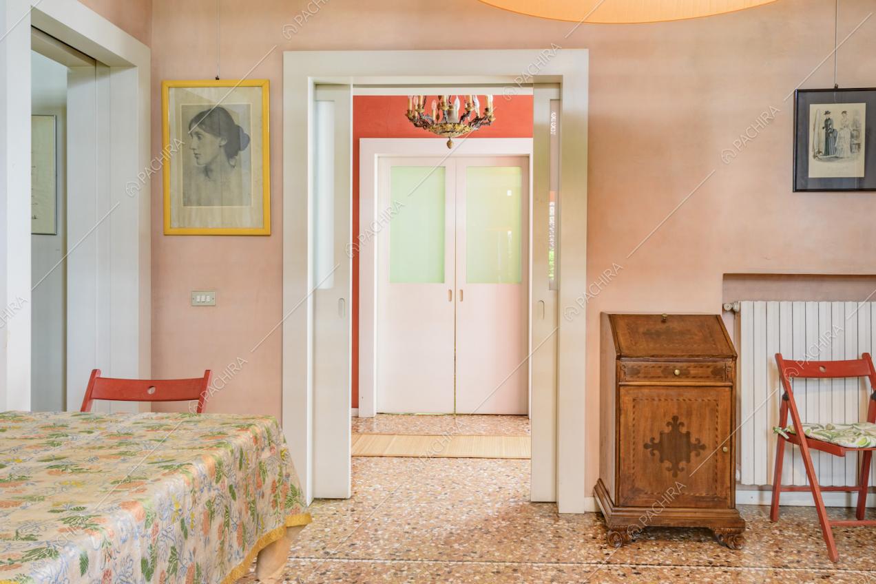 Sala da pranzo con arredi d'epoca