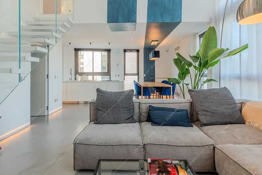 Zona living del loft Calluna, location in stile contemporaneo a Milano