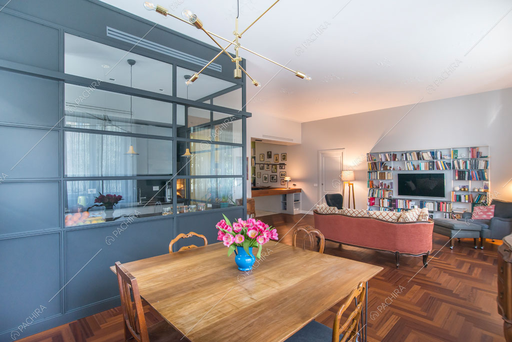 Zona living dell'appartamento Grifola, location in stile contemporaneo a Roma