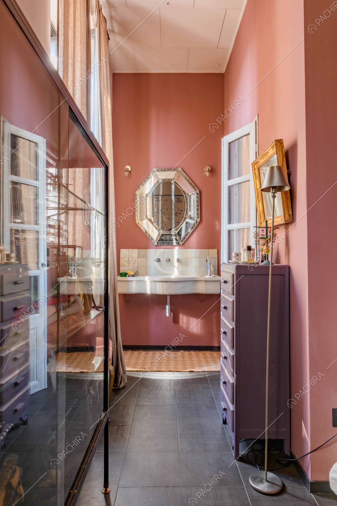Vista sul bagno privato della location dalle pareti color marsala