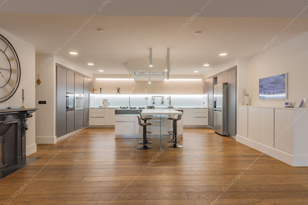 Cucina a isola della villa Bris, location in stile contemporaneo a Torino