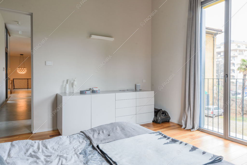 Pavimento in parquet nella camera da letto dell'appartamento Fiore di porro, location in stile minimal a Monza