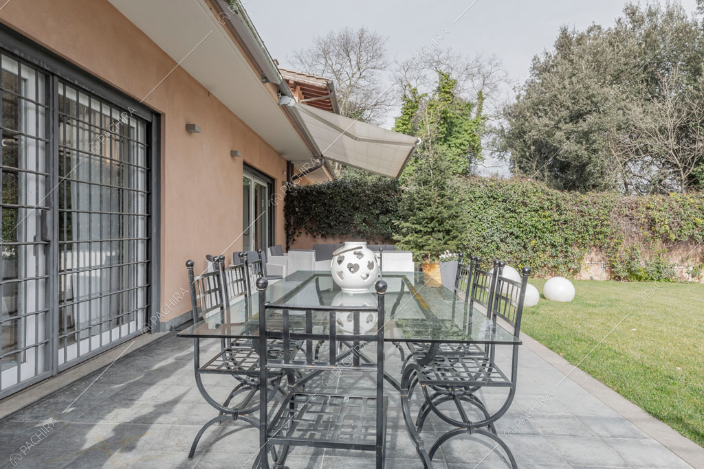 Tavolo da pranzo nel giardino della villa Bauxite, location in stile moderno a Roma