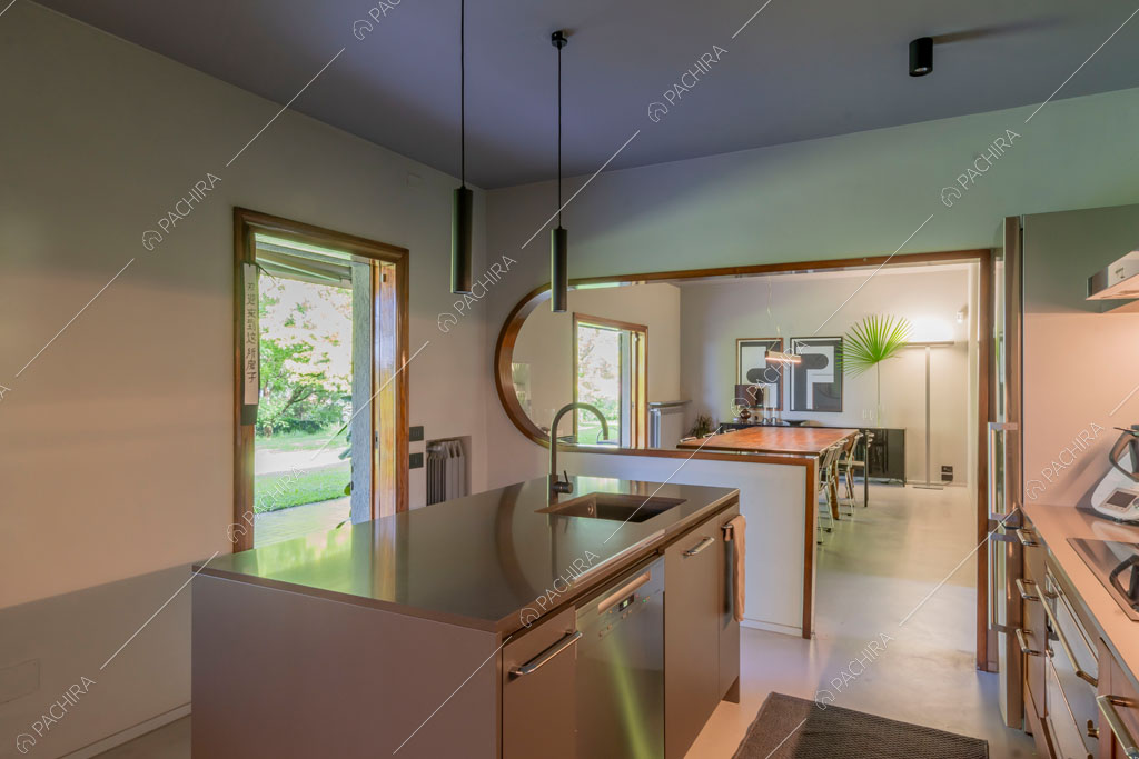 Cucina a isola della villa Biotite, location in stile moderno a Verona