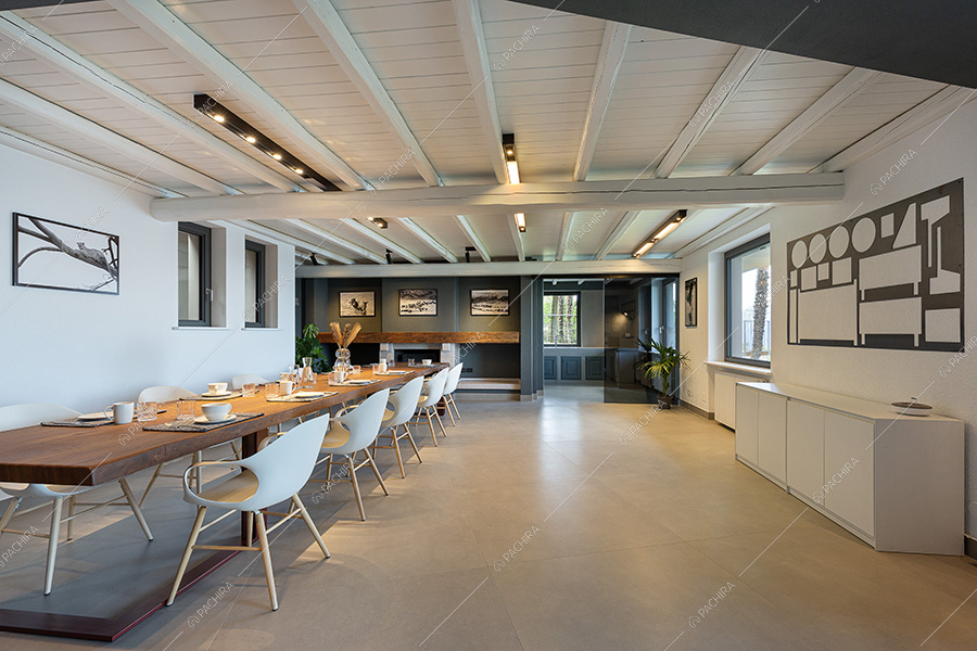 Sala da pranzo della villa moderna Cleome, location per shooting a Verbania