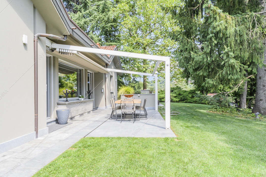 Veranda con tavolo da pranzo sul lato della villa