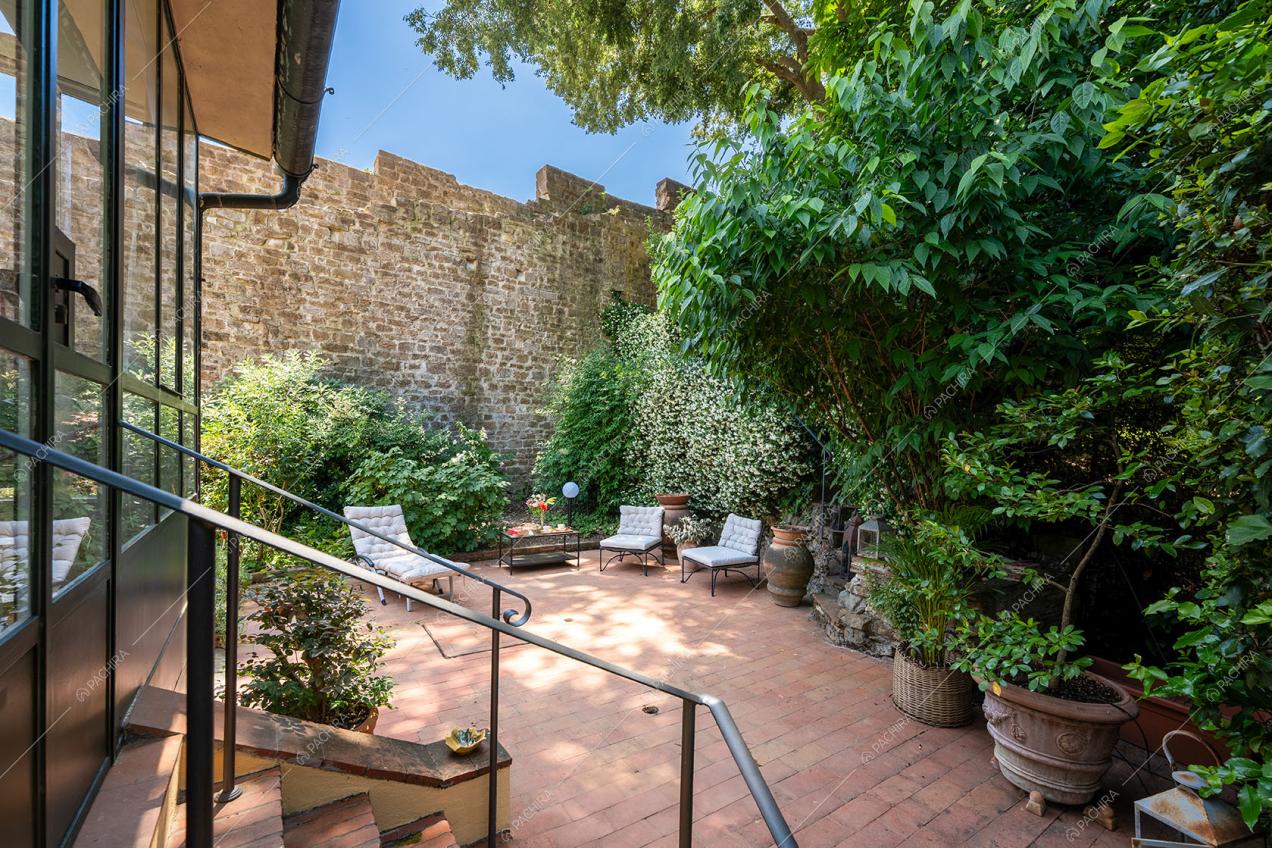 Cortile della villa Gombo, location in stile moderno a Firenze