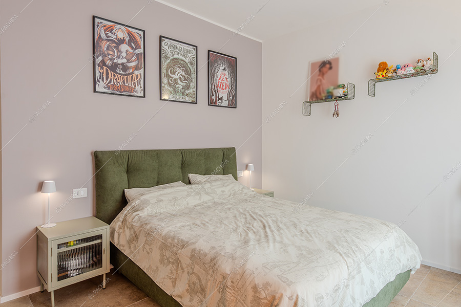 Camera da letto dell'appartamento moderno Vecia, location per shooting a Monza