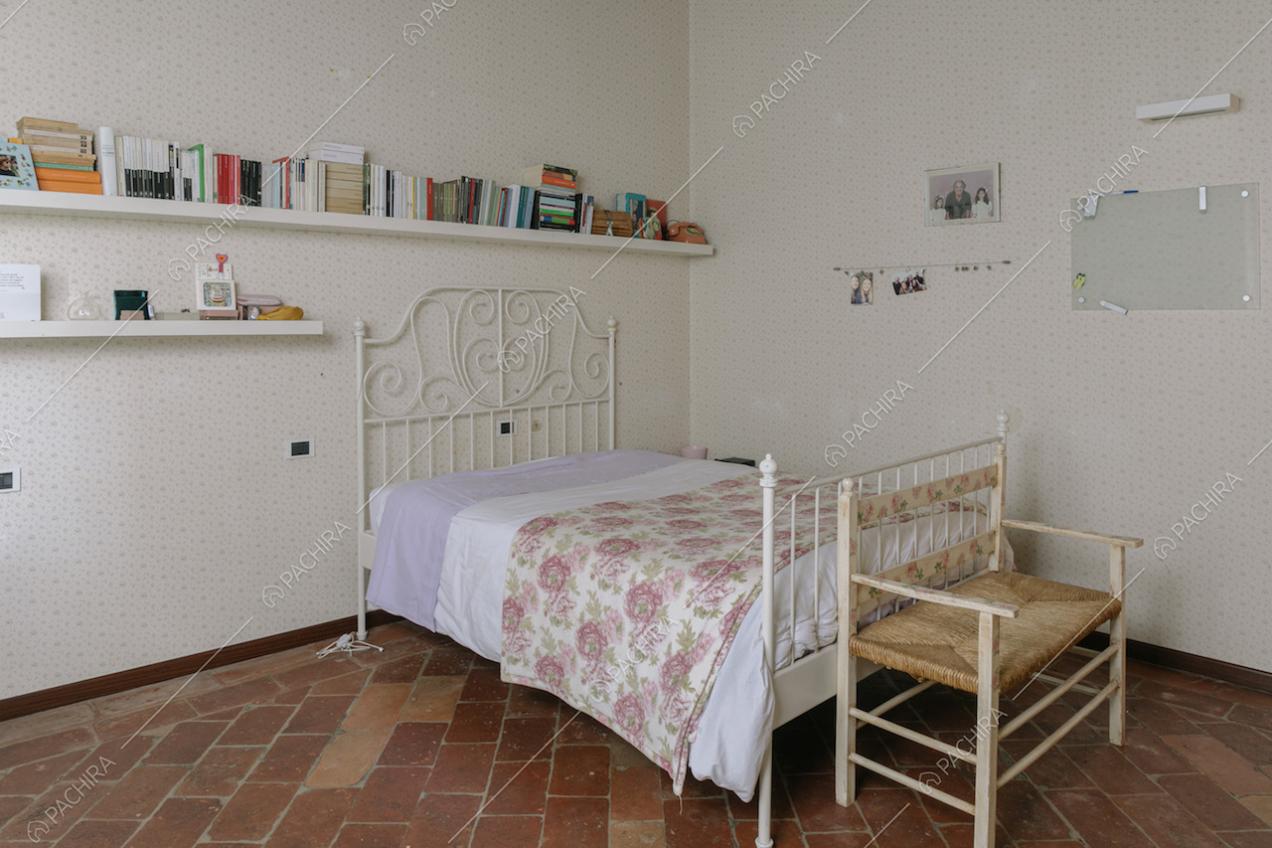 Camera da letto in stile rustico e pavimenti in pietra