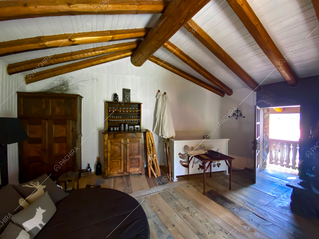 Pavimento in parquet nella sala dello chalet Thar, location in stile rustico ad Aosta