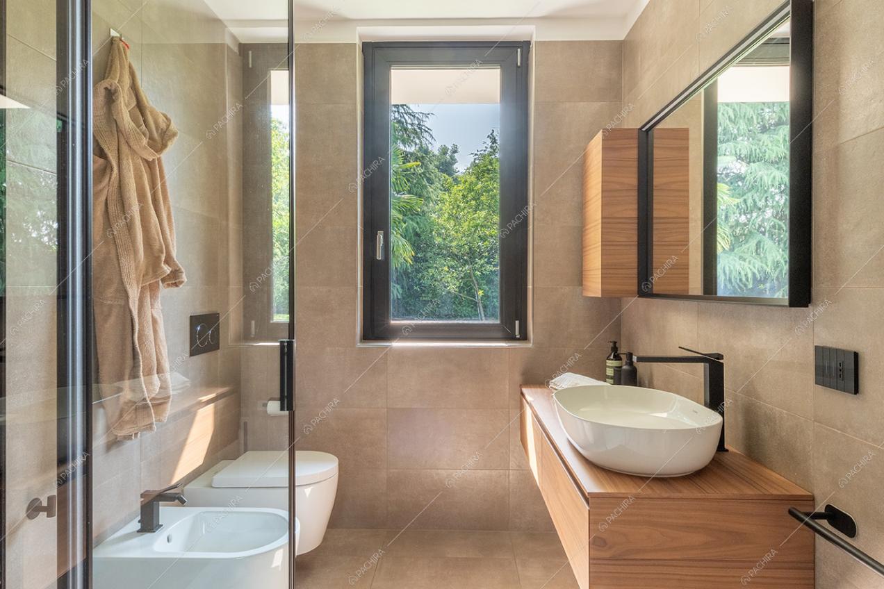 Bagno della villa Guadiana, location in stile moderno a Como
