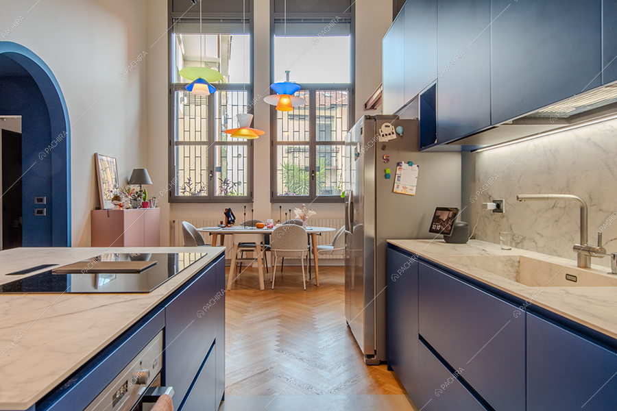Cucina dell'appartamento Tonga, location in stile moderno a Milano