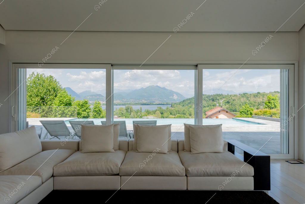 Zona living della villa Coral, location in stile contemporaneo a Como