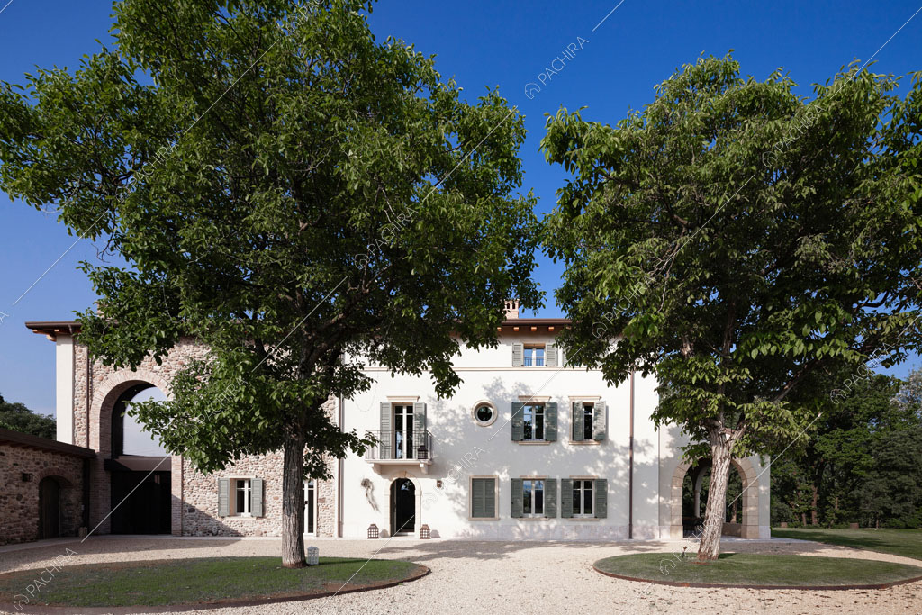 Vista sugli esterni della villa Ghibli, location in stile contemporaneo a Verona