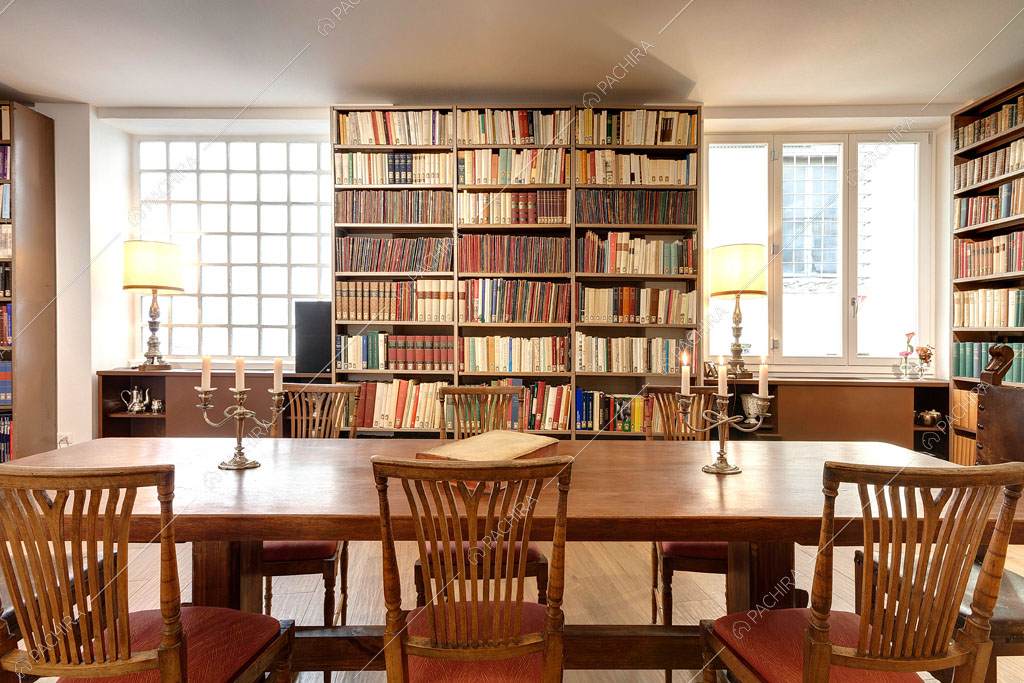 Finestra in stile industriale nella biblioteca dell'espositivo Agarico, location in stile contemporaneo a Firenze