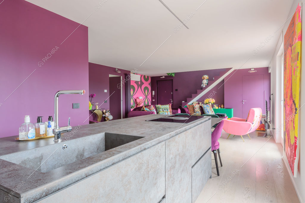 Cucina a vista dell'appartamento Quiabo, location in stile contemporaneo a Milano