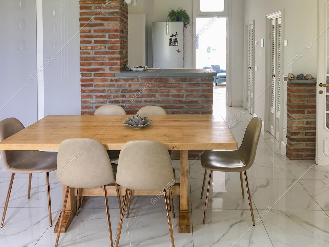 Tavolo da pranzo in legno con sedie di design