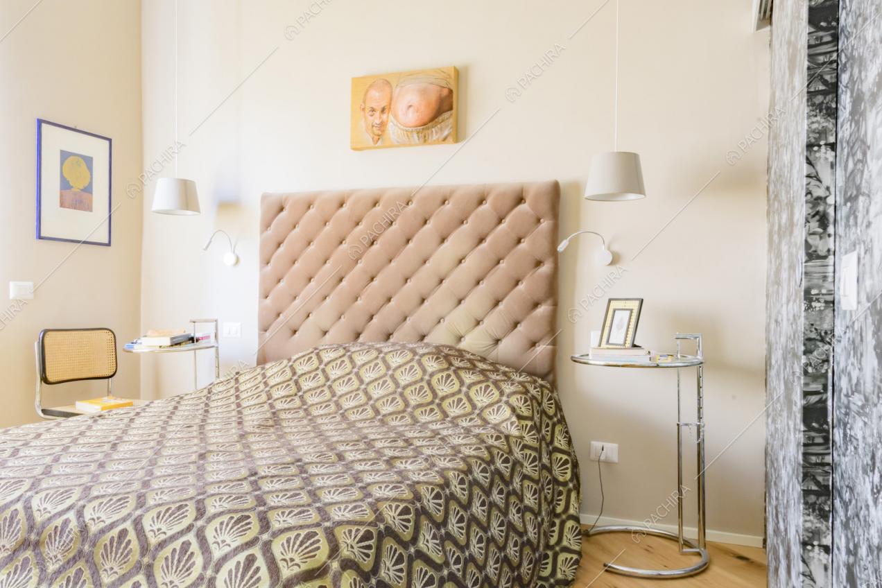 Letto matrimoniale con testiera trapuntata