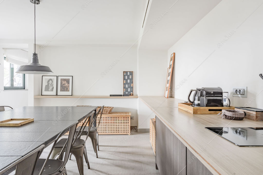 Cucina a parete con fornelli a induzione della villa Roveja, location in stile contemporaneo a Como