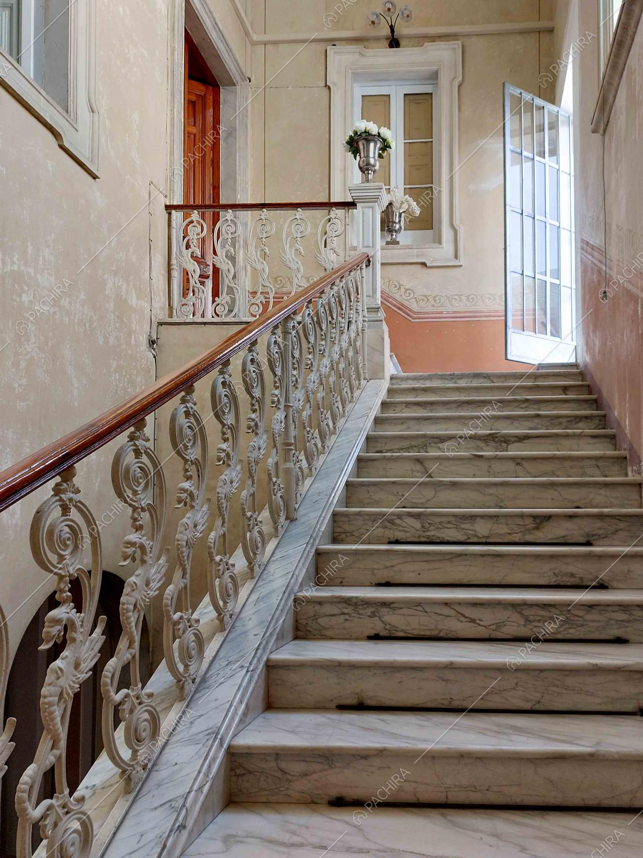 Scale dell'appartamento Ebro, location in stile liberty a Lecce