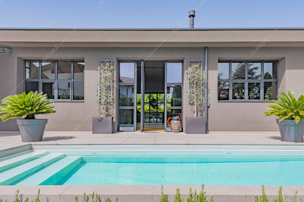 Piscina del loft Danubio, location in stile contemporaneo a Brescia