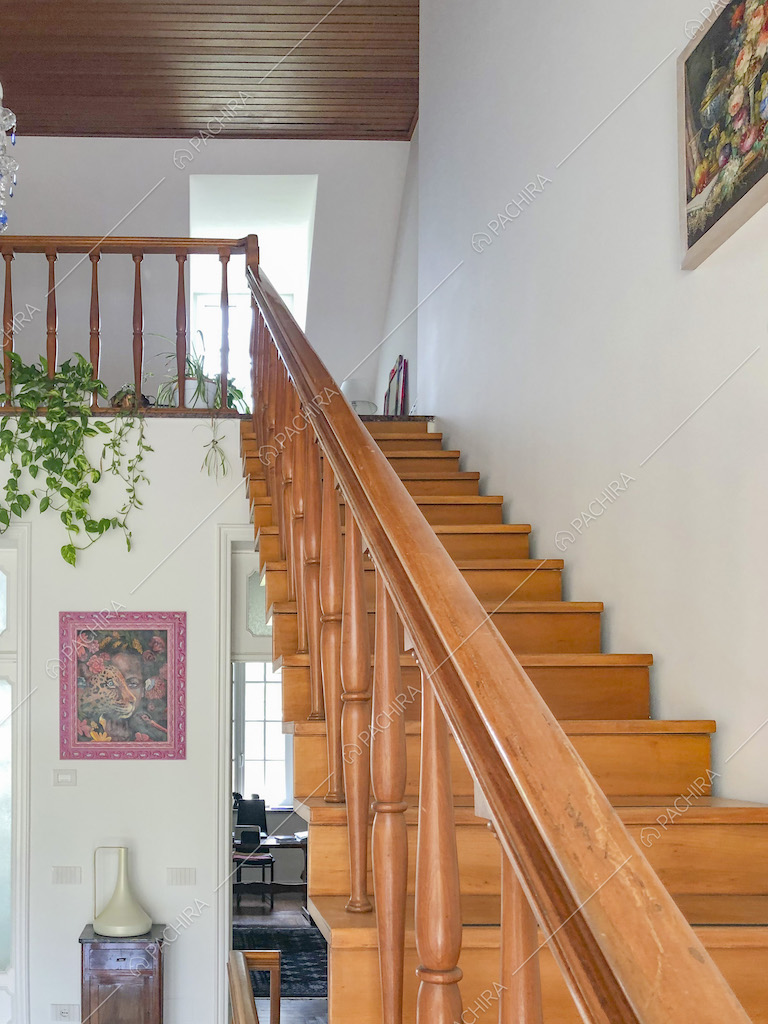 Scala con gradini, corrimano e colonnine in legno