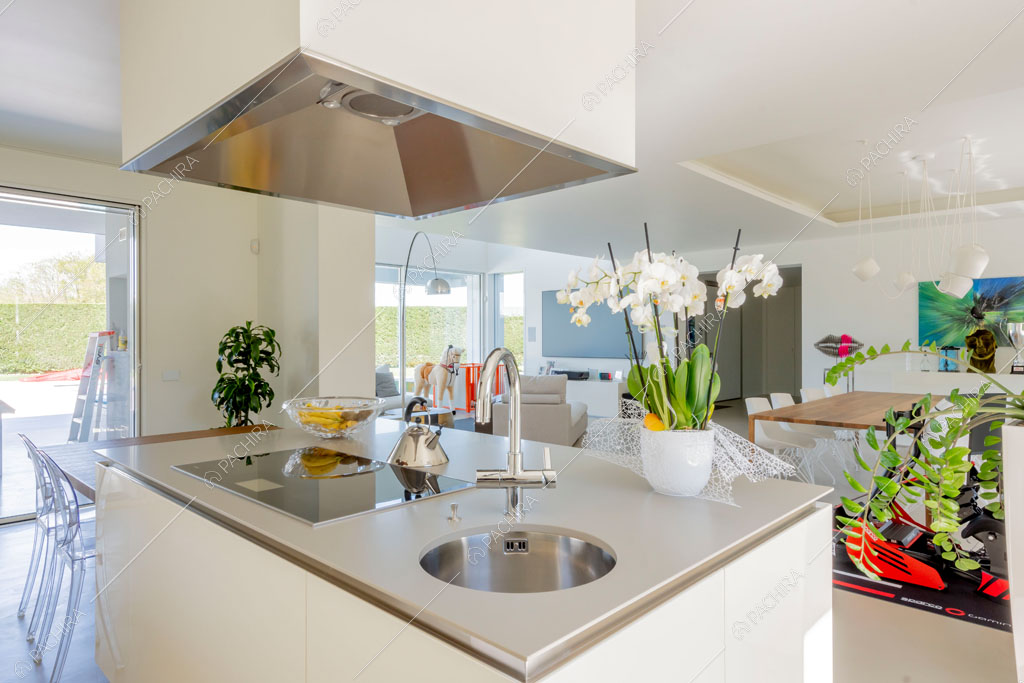 Cucina della villa Columbia, location in stile moderno a Como