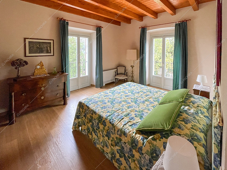 Camera da letto della villa Parnaso, location in stile classico a Lecco