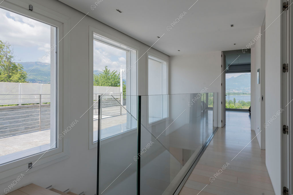 Corridoio della villa Coral, location in stile contemporaneo a Como
