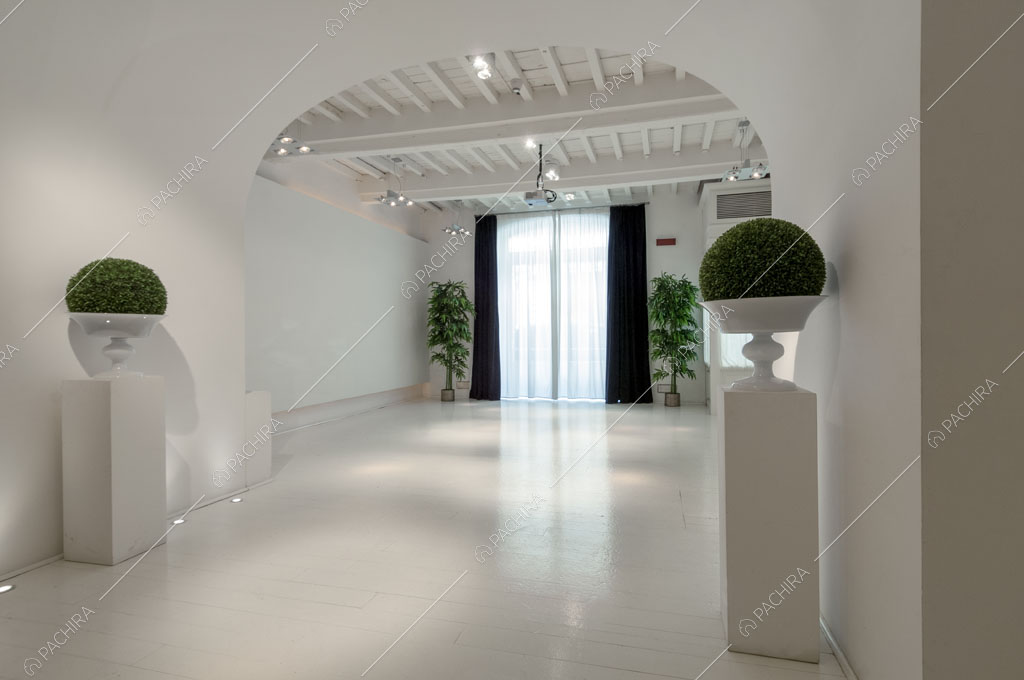 Grande sala total white dell'hotel McKinley, location in stile classico a Firenze