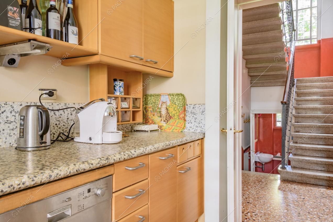 Vista sulle scale dalla cucina