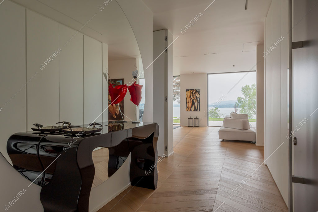 Corridoio con pavimento in parquet della villa Ladoga, location in stile contemporaneo a Varese