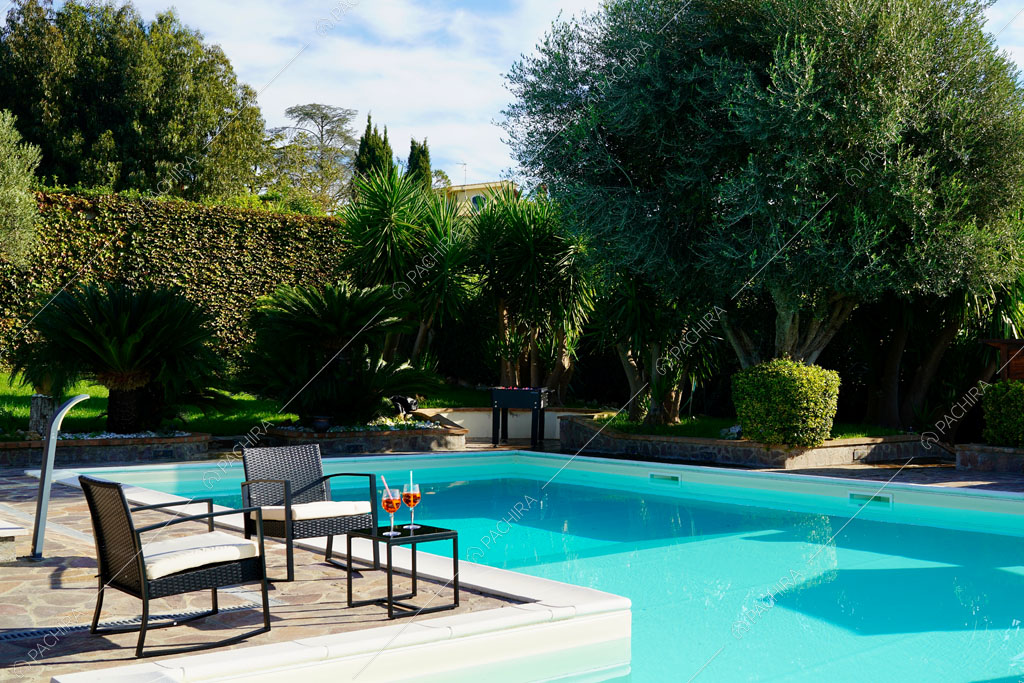 Piscina della villa Altun, location in stile contemporaneo a Roma