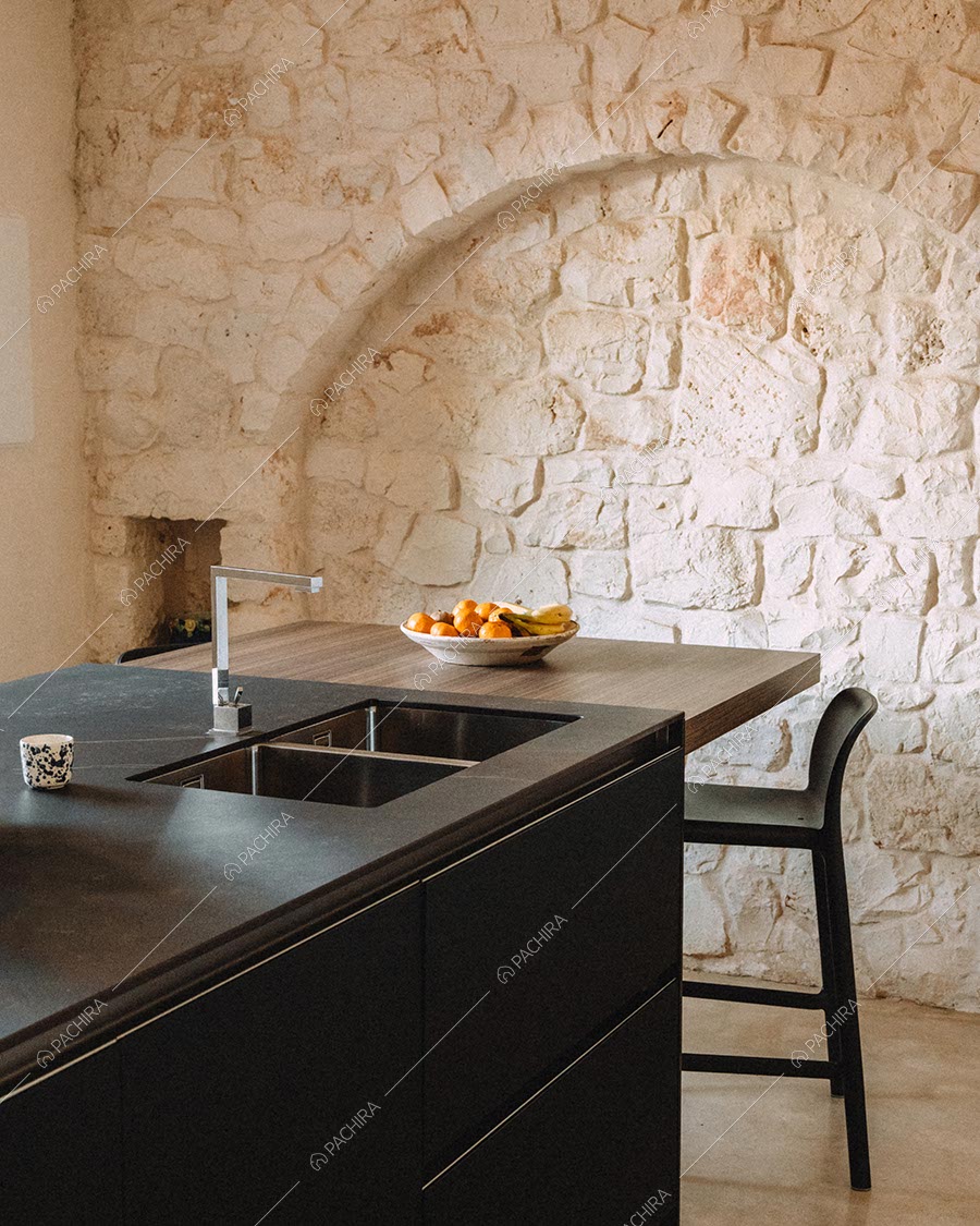 Cucina della villa in stile contemporaneo Kara, location per shooting a Brindisi