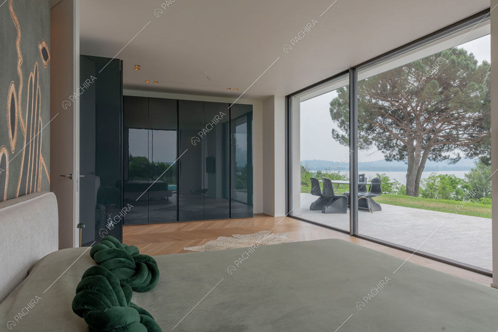 Vista sul lago dalla camera da letto della villa Ladoga, location in stile contemporaneo a Varese