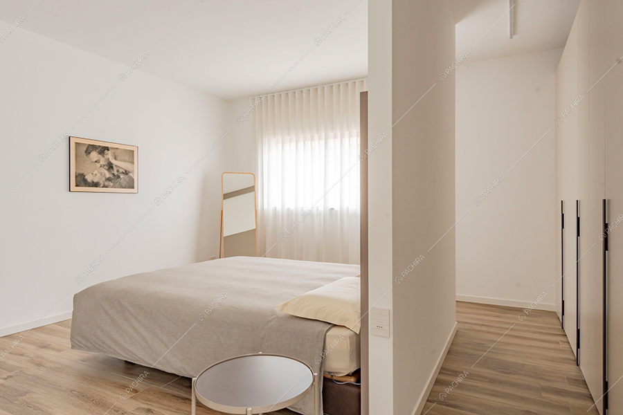 Camera da letto della villa Morava, location in stile moderno a Milano