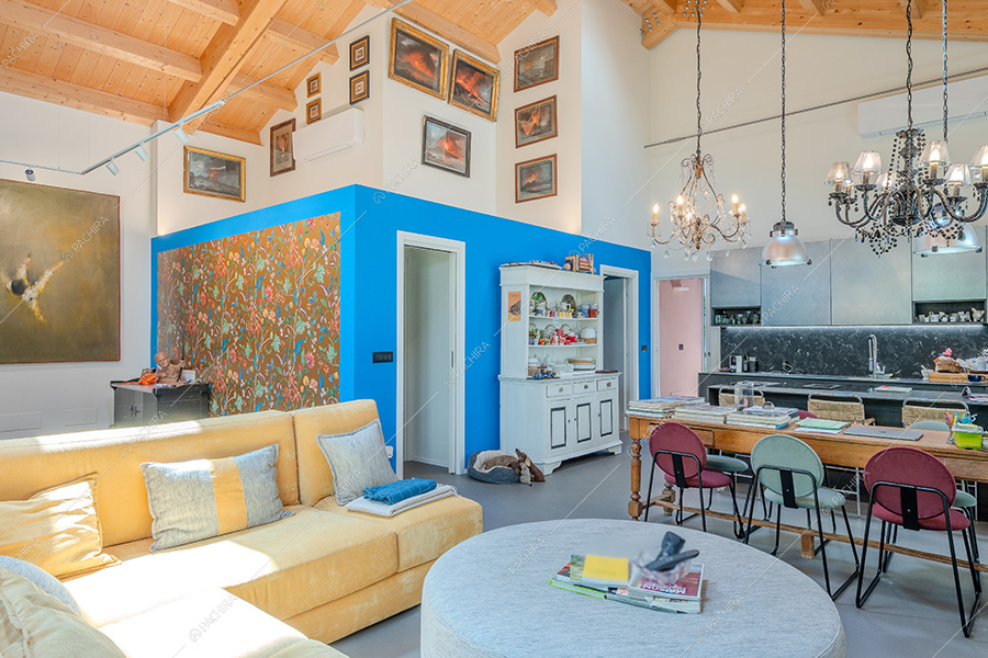 Zona living del loft in stile eclettico Maqui, location per shooting a Milano