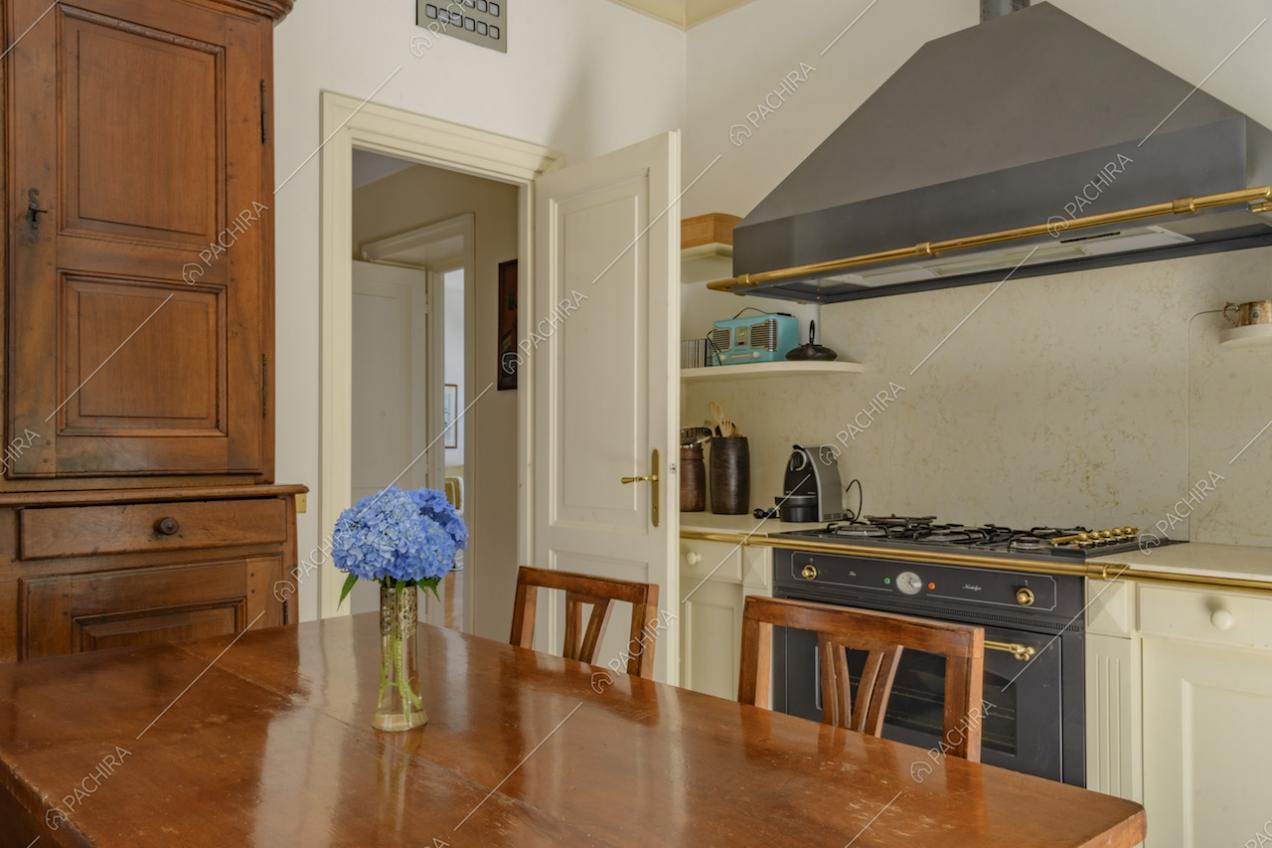 Credenza antica in legno e tavolo da pranzo nella cucina