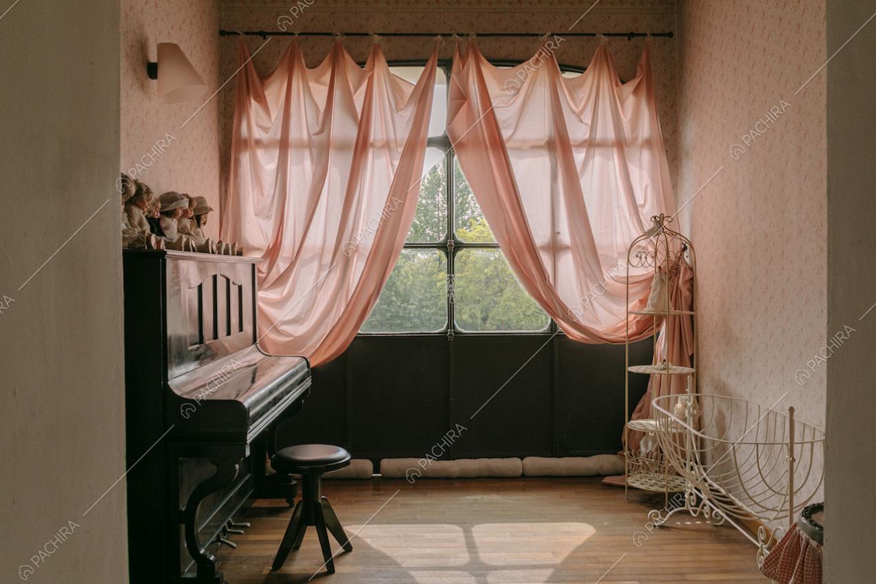 Alcova in stile rustico con pianoforte e carta da parati rosa