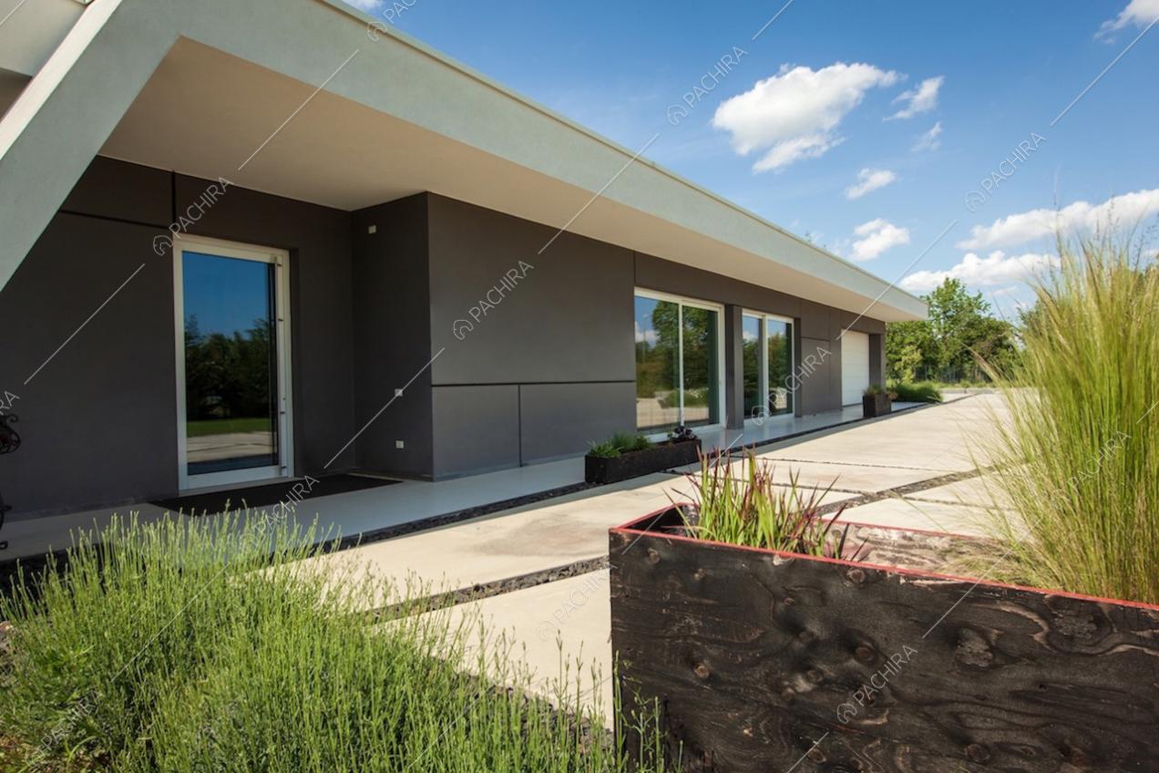 Dettaglio esterno della villa con grandi vetrate