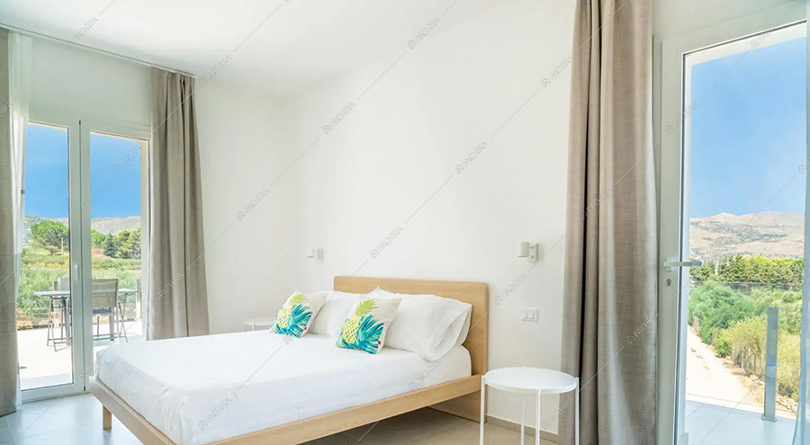Camera da letto della villa Godavari, location in stile moderno a Trapani